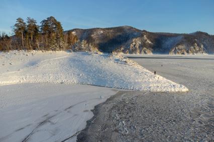 Красноярский край. г.Дивногорск. Замерзающее Красноярское водохранилище.