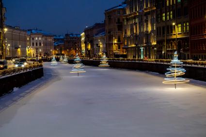 Санкт-Петербург. Новогодние украшения на реке Мойка.