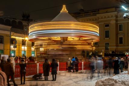 Санкт-Петербург. Карусель на Рождественской ярмарке на Манежной площади.