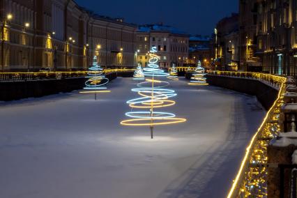 Санкт-Петербург. Новогодние украшения на реке Мойка.