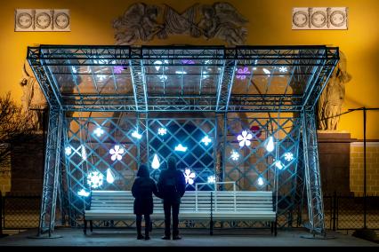 Санкт-Петербург. Пара смотрит на новогодний арт-объект в Александровском саду.
