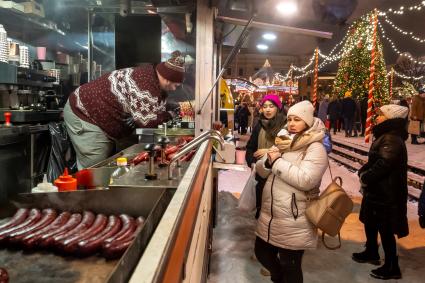 Санкт-Петербург. Продажа сосисок на Рождественской ярмарке на Манежной площади.