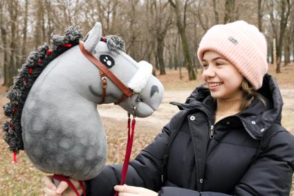 Ростов. 14-летняя Маша Дедикова увлекается необычным видом спорта – хоббихорсингом.