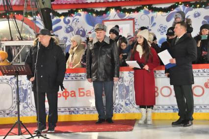 Москва. Глава МЧС РФ Александр Куренков (в центре) на товарищеском хоккейном матче между сборными команд МЧС России и Белоруссии в преддверии Дня спасателя, на Красной площади.