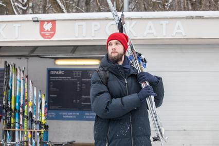 Москва. Корреспондент `Комсомольской правды` Андрей Абрамов с лыжами в Измайловском парке.