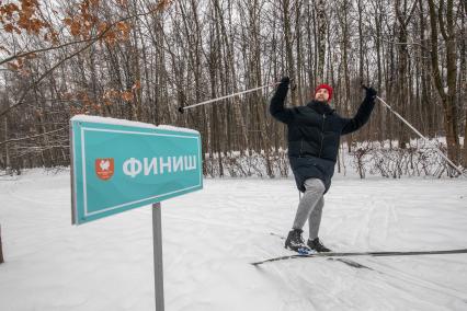 Москва. Корреспондент `Комсомольской правды` Андрей Абрамов катается на лыжах в Измайловском парке.