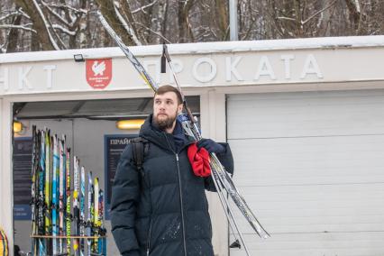 Москва. Корреспондент `Комсомольской правды` Андрей Абрамов с лыжами в Измайловском парке.