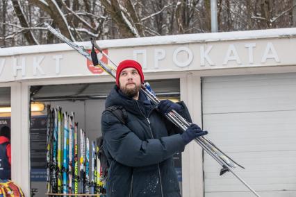 Москва. Корреспондент `Комсомольской правды` Андрей Абрамов с лыжами в Измайловском парке.