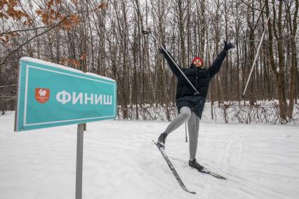 Москва. Корреспондент `Комсомольской правды` Андрей Абрамов катается на лыжах в Измайловском парке.