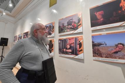 Москва. Писатель, телеведущий Анатолий Вассерман на открытии фотовыставки и подведении итогов юбилейного Всероссийского фотоконкурса `Лица труда` в Музее современной истории.