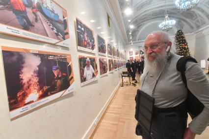 Москва. Писатель, телеведущий Анатолий Вассерман на открытии фотовыставки и подведении итогов юбилейного Всероссийского фотоконкурса `Лица труда` в Музее современной истории.