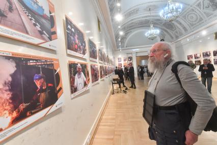 Москва. Писатель, телеведущий Анатолий Вассерман на открытии фотовыставки и подведении итогов юбилейного Всероссийского фотоконкурса `Лица труда` в Музее современной истории.