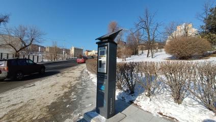 Владивосток. Паркоматы (терминалы) для оплаты платных парковок во  на улице Лазо.