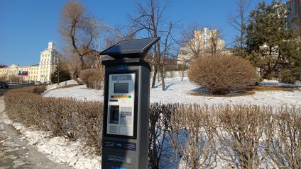 Владивосток. Паркоматы (терминалы) для оплаты платных парковок во  на улице Лазо.