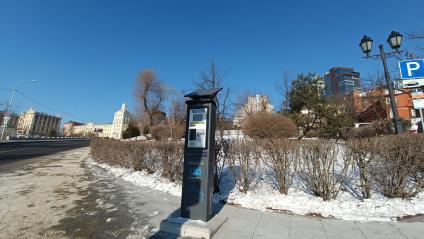 Владивосток. Паркоматы (терминалы) для оплаты платных парковок во  на улице Лазо.