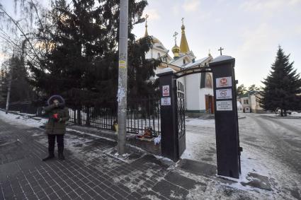 Новосибирск. Корреспонденты `Комсомольской правды` Владимир Ворсобин и Иван Макеев путешествуют автостопом по России. Ворота храма.