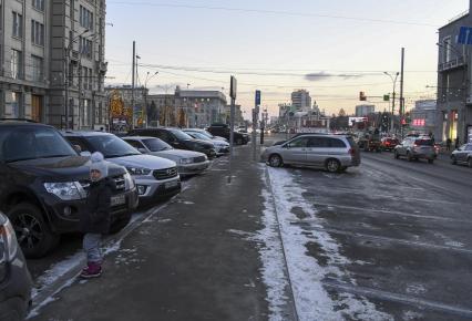 Новосибирск. Корреспонденты `Комсомольской правды` Владимир Ворсобин и Иван Макеев путешествуют автостопом по России. На улице города.