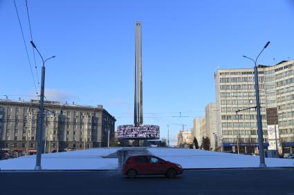 Новосибирск. Корреспонденты `Комсомольской правды` Владимир Ворсобин и Иван Макеев путешествуют автостопом по России. Стела `Новосибирск - Город трудовой доблести` на площади Калинина.