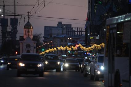 Новосибирск. Корреспонденты `Комсомольской правды` Владимир Ворсобин и Иван Макеев путешествуют автостопом по России. Новогодняя иллюминация города.