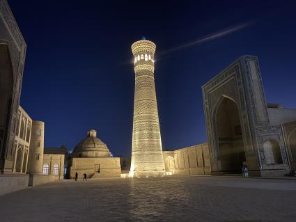 Республика Узбекистан. г. Бухара. Минарет и мечеть Пойи Кальян (справа).