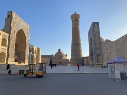Республика Узбекистан. г. Бухара. Минарет и мечеть Пойи Кальян (справа).