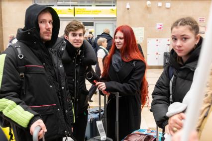 Красноярск. Фигуристы Александр Самарин, Марк Кондратюк, Александра Трусова и Софья Самоделкина в аэропорту.