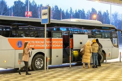 Красноярск.  Автобусы для прибывших на чемпионат России по фигурному катанию  спортсменов.