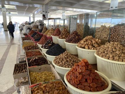 Республика Узбекистан. г. Самарканд. Торговля сухофруктами на Сиабском базаре.