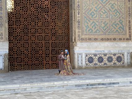 Республика Узбекистан. г. Самарканд. Девушка с молодым человеком.