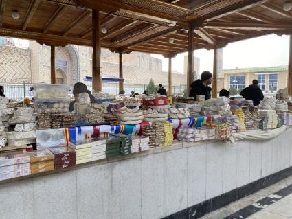 Республика Узбекистан. г. Самарканд. Торговля сладостями на Сиабском базаре.