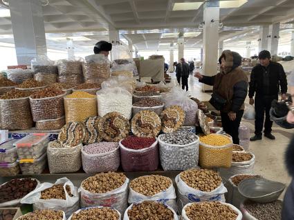 Республика Узбекистан. г. Самарканд. Торговля орехами на Сиабском базаре.