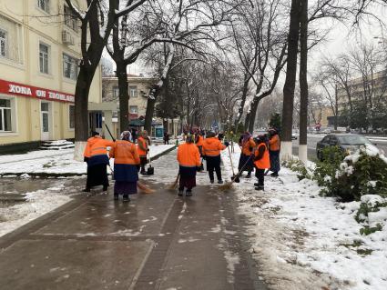 Республика Узбекистан. г. Ташкент. Дворники на одной из улиц города.