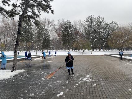 Республика Узбекистан. г. Ташкент. Дворники на одной из улиц города.