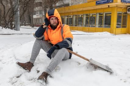 Москва. Корреспондент `Комсомольской правды` Андрей Абрамов устроился поработать дворником.