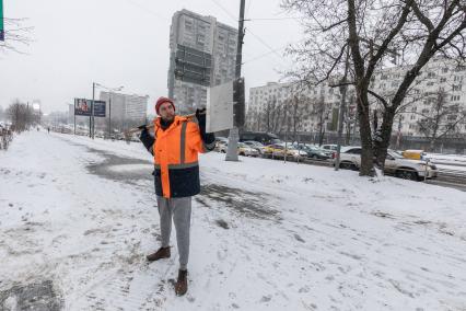 Москва. Корреспондент `Комсомольской правды` Андрей Абрамов устроился поработать дворником.