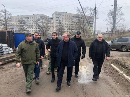 Донецкая область. г. Мариуполь. Глава Общественного совета при Минстрое Сергей Степашин (в центре) во время рабочей поездки.