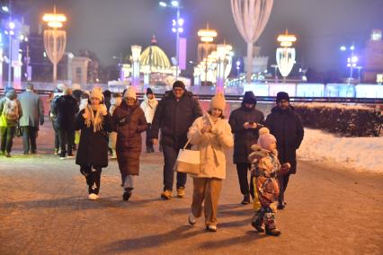 Москва. Посетители гуляют на территории ВДНХ.