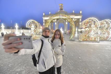 Москва. Посетители фотографируются у новогодней инсталляции 2023 на территории ВДНХ.