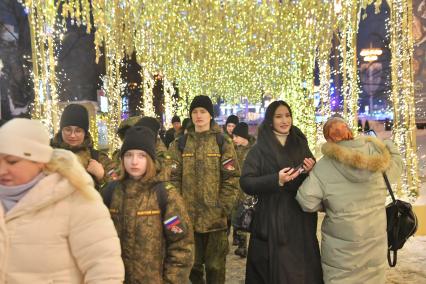 Москва. Посетители гуляют на территории ВДНХ.