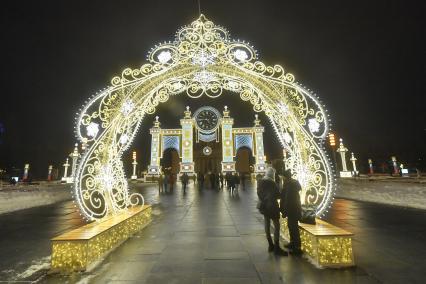 Москва. Новогодняя инсталляция на территории ВДНХ.