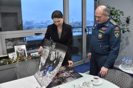 Москва. Генеральный директор и главный редактор `Комсомольской правды` Олеся Носова и глава МЧС России Александр Куренков в редакции `Комсомольской правды`.