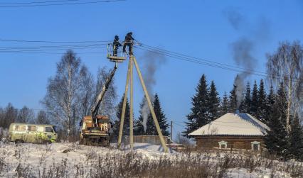 Кемерово.  Корреспонденты `Комсомольской правды` Владимир Ворсобин и Иван Макеев путешествуют автостопом по России. Электрики чинят электропровода.