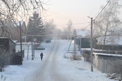 Кемерово.  Корреспонденты `Комсомольской правды` Владимир Ворсобин и Иван Макеев путешествуют автостопом по России. Газовые трубы на улицах города.