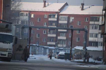 Кемерово.  Корреспонденты `Комсомольской правды` Владимир Ворсобин и Иван Макеев путешествуют автостопом по России. Газовые трубы на улицах города.