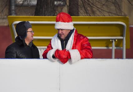 Кемерово.  Корреспонденты `Комсомольской правды` Владимир Ворсобин и Иван Макеев путешествуют автостопом по России. Мужчина в костюме Деда Мороза.