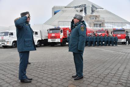 Казань. Глава МЧС России Александр Куренков (слева) прилетел в Республику Татарстан, поздравить участников и победителей XIV Всероссийского фестиваля `Созвездие мужества`.