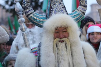 Новосибирск. Шествие участников первого Всероссийского съезда Дедов Морозов. Якутский Дед Мороз Чысхаан.