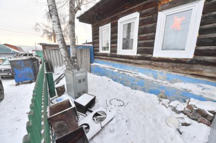 Красноярск. Корреспонденты `Комсомольской правды` Владимир Ворсобин и Иван Макеев путешествуют автостопом по России. Жилой дом в частном секторе.
