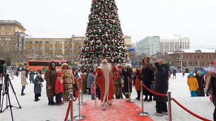 Новосибирск. Дед Мороз перед концертным комплексом имени Маяковского на первом Всероссийском съезде Дедов Морозов.