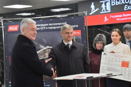 Москва. Мэр Москвы Сергей Собянин (слева) и генеральный директор РЖД Олег Белозеров открыли после реконструкции пригородный вокзал  `Переделкино` и подписали план-график развития инфраструктуры Центрального транспортного узла в 2023 году.